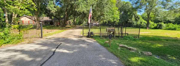 900 Bauer Avenue, League City, TX 77573