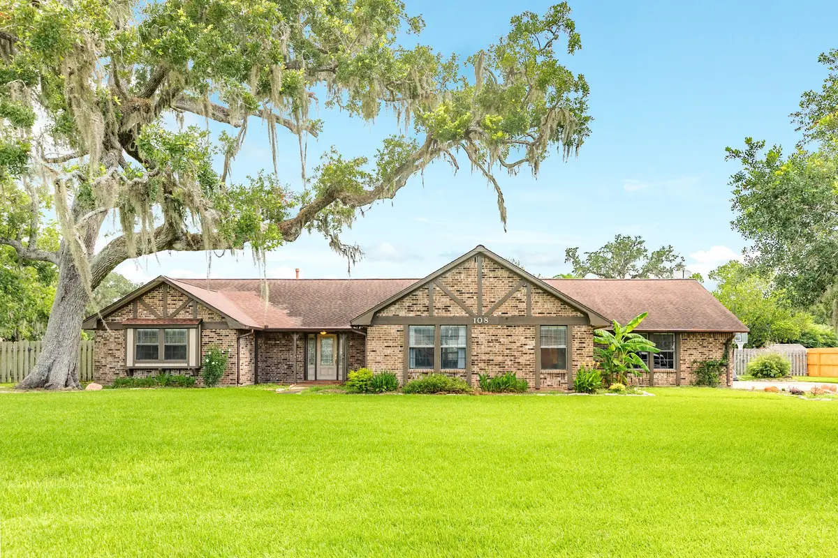 108 Laurel Valley Drive, West Columbia, TX 77486 - Image #1