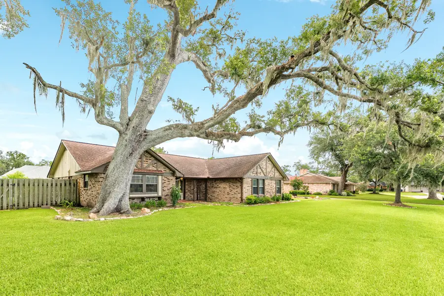 108 Laurel Valley Drive, West Columbia, TX 77486 - Image #2