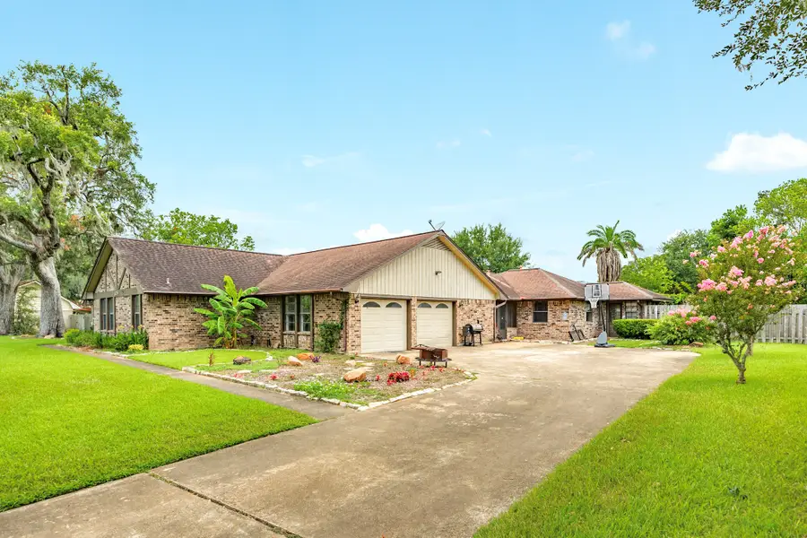 108 Laurel Valley Drive, West Columbia, TX 77486 - Image #3
