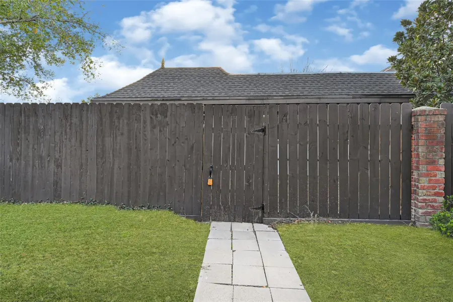 12040 Mighty Oak Drive, Houston, TX 77066 - Image #2