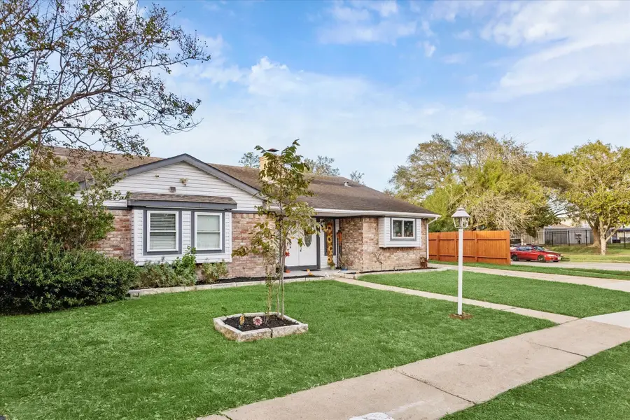 10402 Huntington Point Drive, Houston, TX 77099 - #2