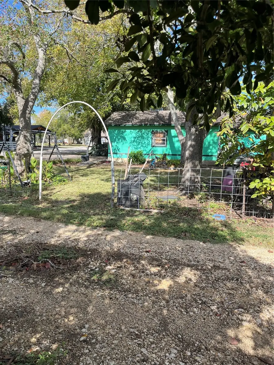 329 N Live Oak St Street N, Blessing, TX 77419 - Image #3