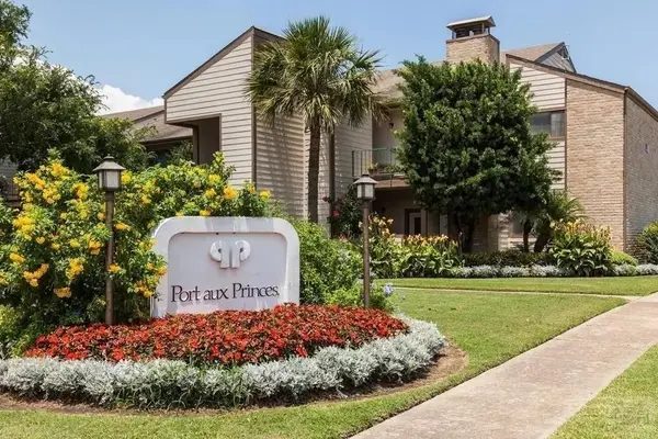 7030 N Holiday Drive, Galveston, TX 77550