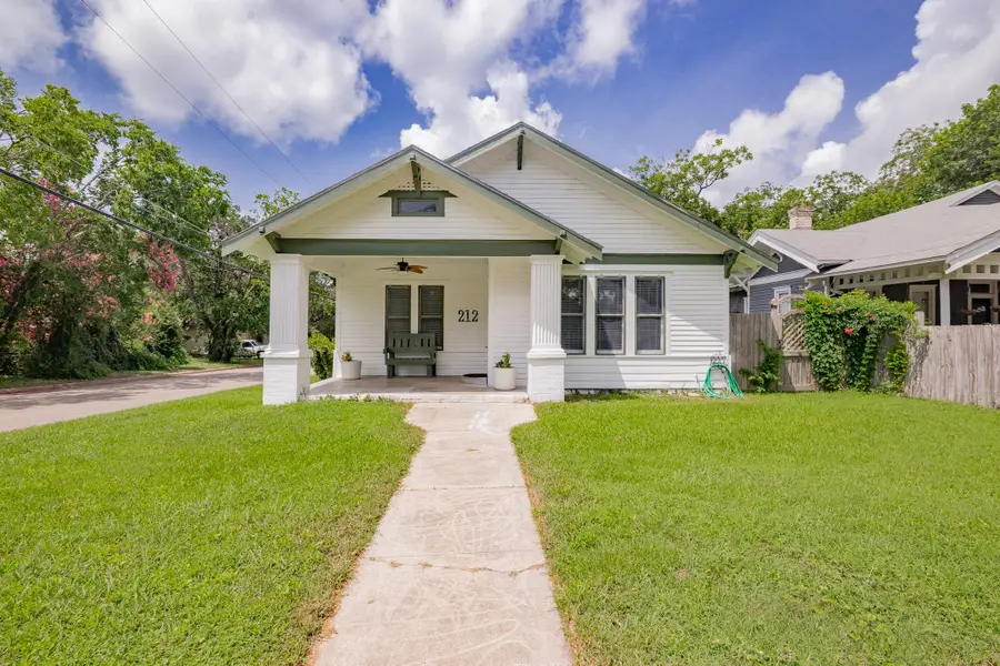 212 Coke Street, Yoakum, TX 77995 - Image #2