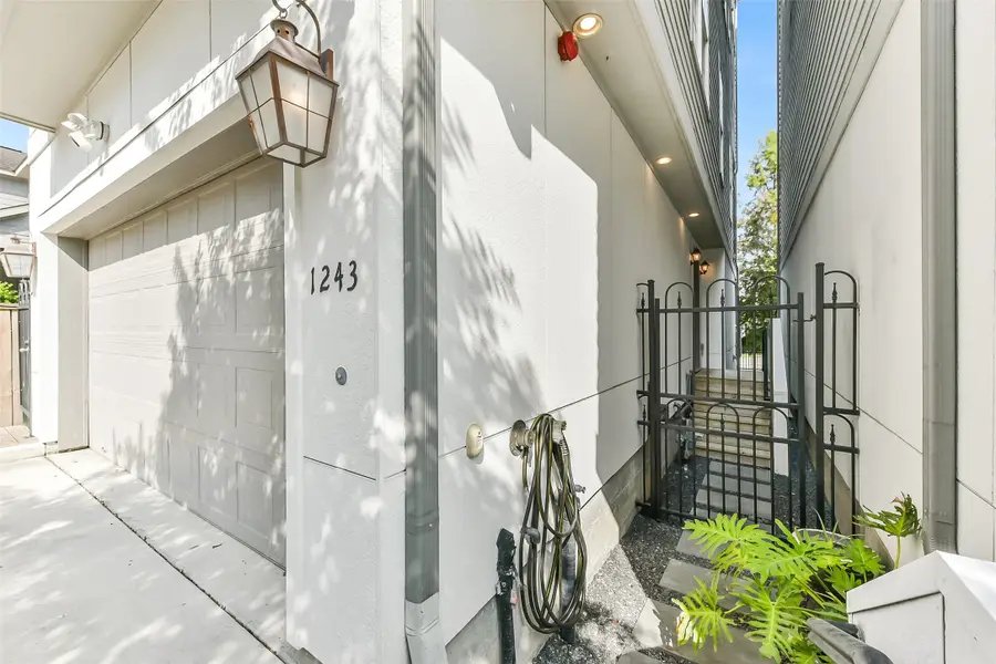 1243 W 15th 1/2 Street, Houston, TX 77008 - Image #3