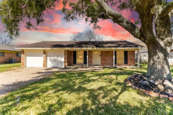 127 Talisman Street, Lake Jackson, TX 77566