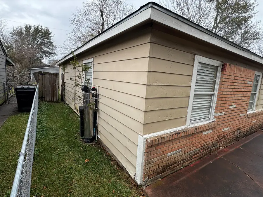 10206 Chesterfield Drive, Houston, TX 77051 - Image #3