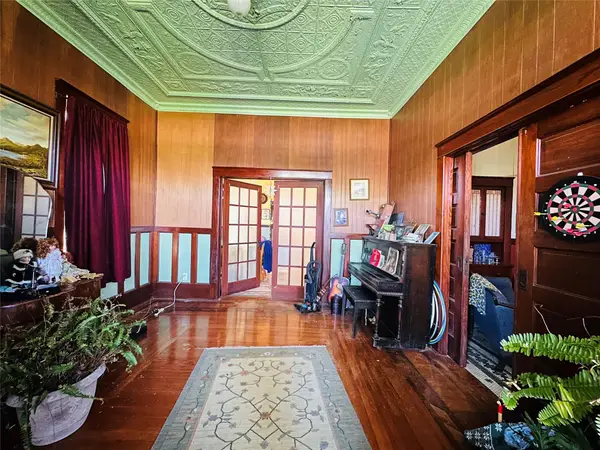 1002 Hopkins Street, Yoakum, TX 77995