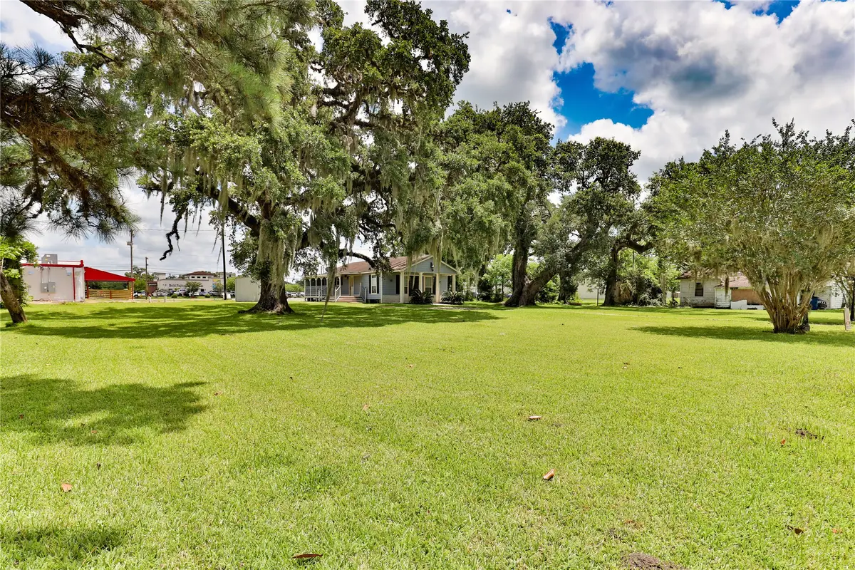 444 E Clay Street, West Columbia, TX 77486 - #1