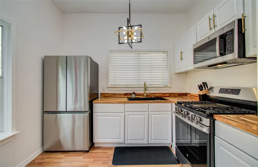 2711 N Belgravia Drive, Pearland, TX 77584 - Image #2