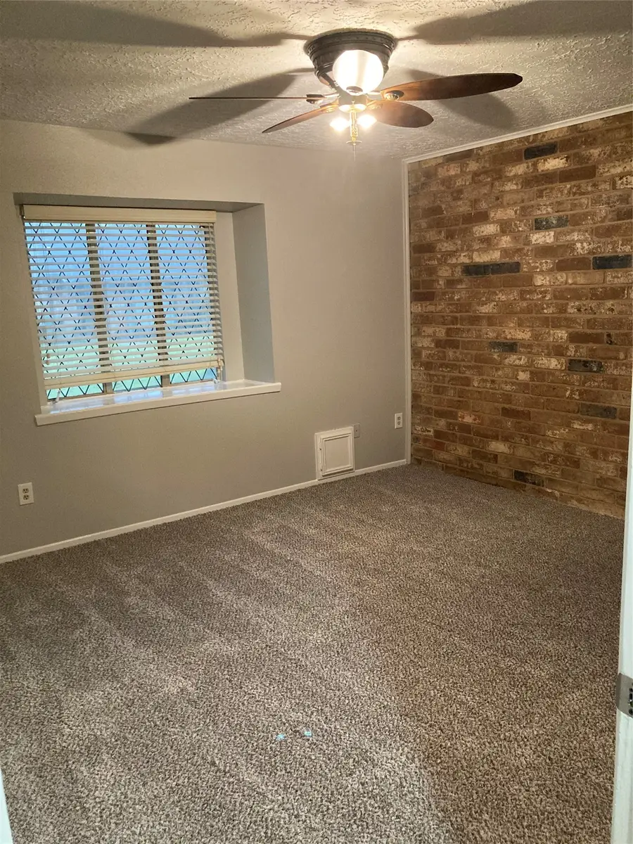 3918 Laura Leigh Drive, Friendswood, TX 77546 - Image #3