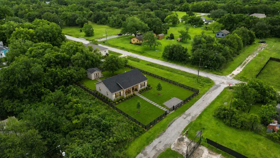 6713 Lewis Rd, Hitchcock, TX 77563 - #2