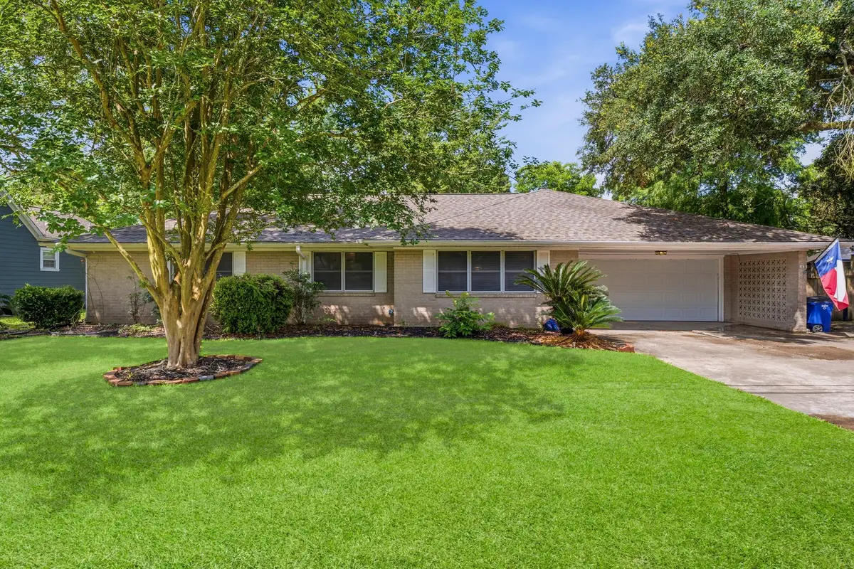 211 S Iowa Avenue, League City, TX 77573 - #1