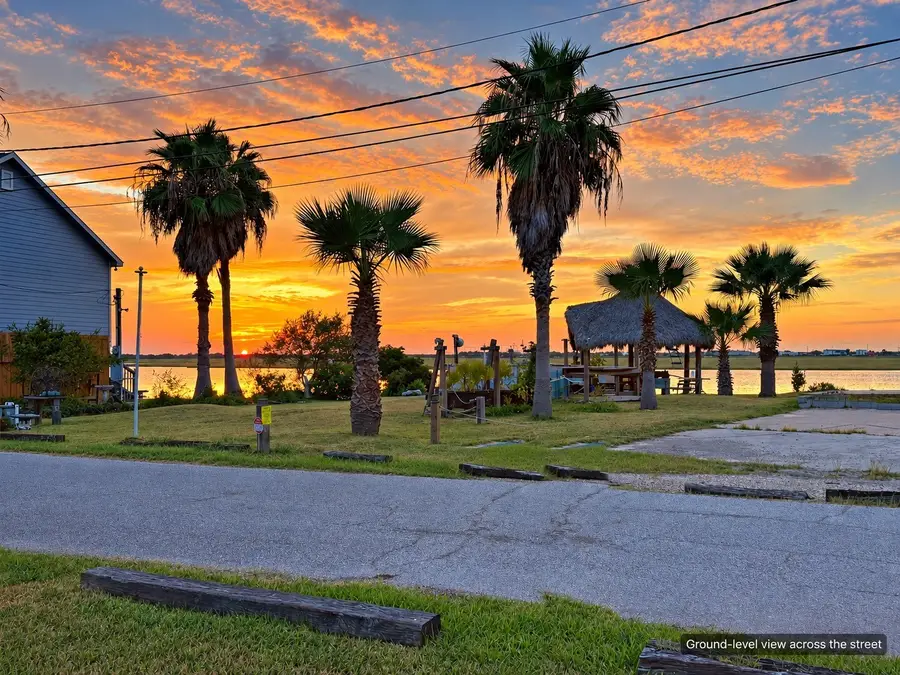 65 Lakeside Drive, Hitchcock, TX 77563 - #2