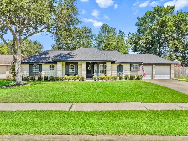 904 Sandringham Drive, Friendswood, TX 77546