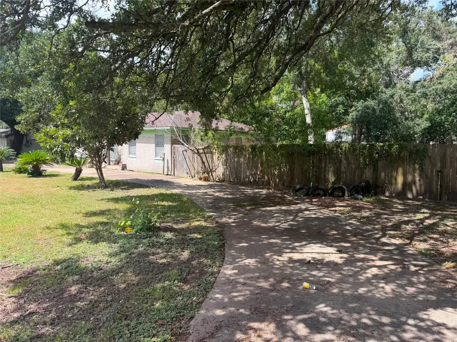 1714 W Sealy Street, Alvin, TX 77511 - #2