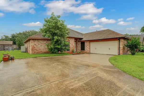 139 Spanish Moss Lane, Lake Jackson, TX 77566