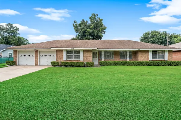 903 E Spreading Oak Drive, Houston, TX 77076