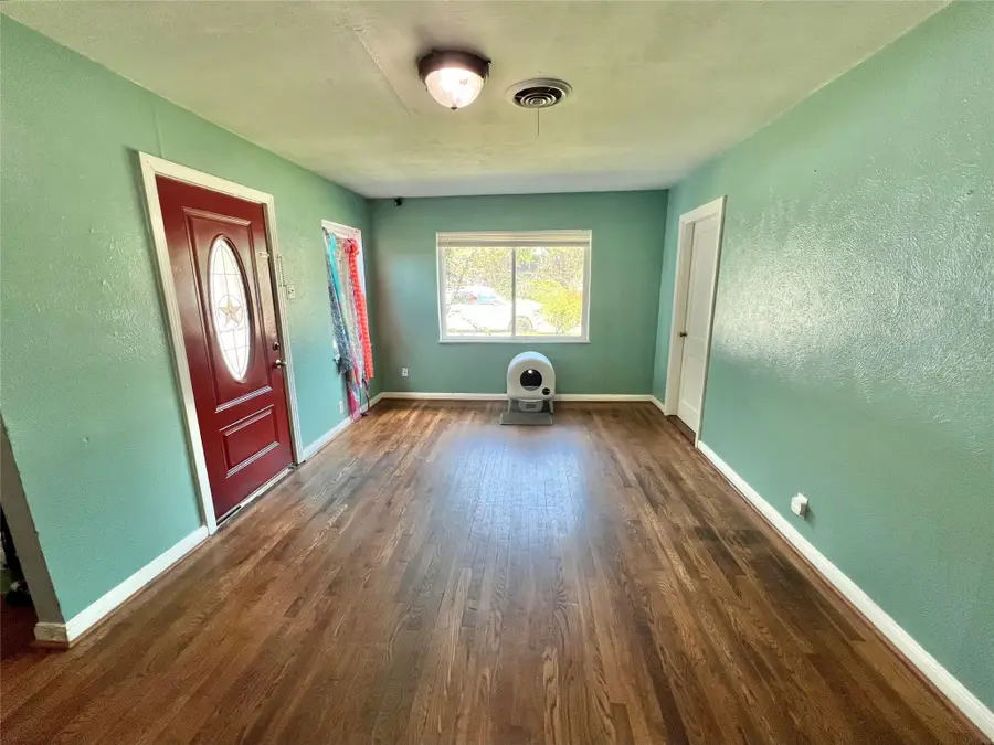 424 Evans Street, Angleton, TX 77515 - Image #2