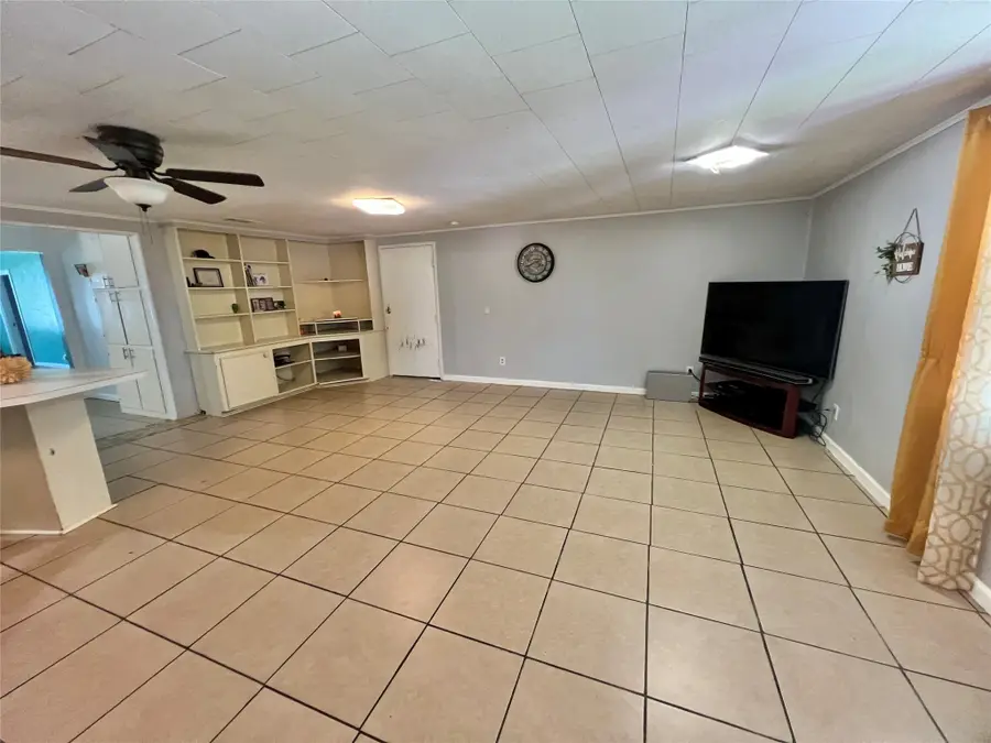 424 Evans Street, Angleton, TX 77515 - Image #3