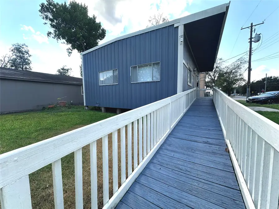 108 Santa Fe, Wharton, TX 77488 - Image #2