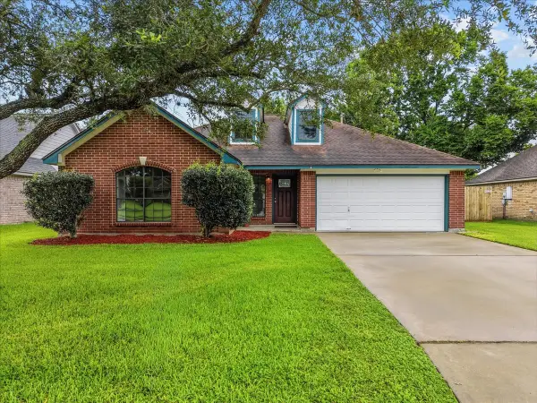111 Jamestown Avenue, Clute, TX 77531