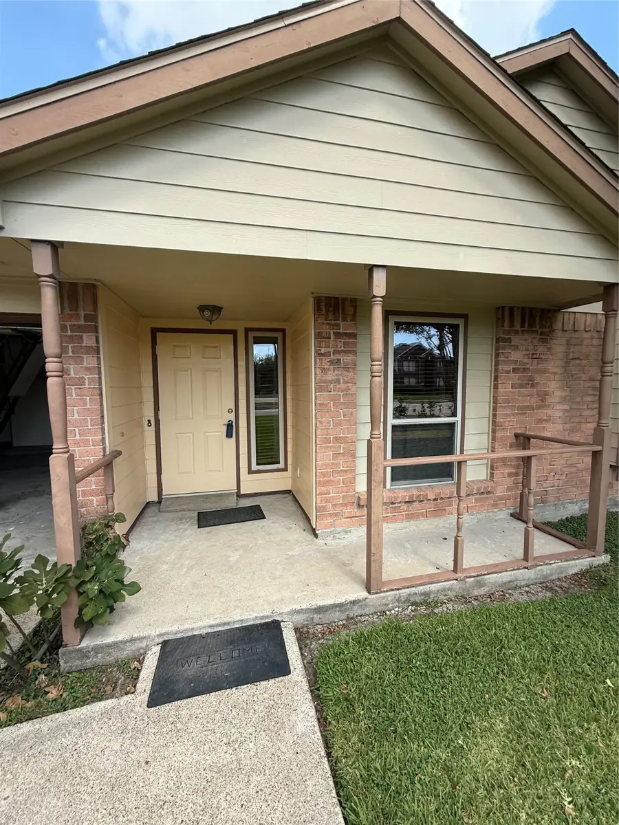 10941 Rosewood Court, La Porte, TX 77571 - Image #2