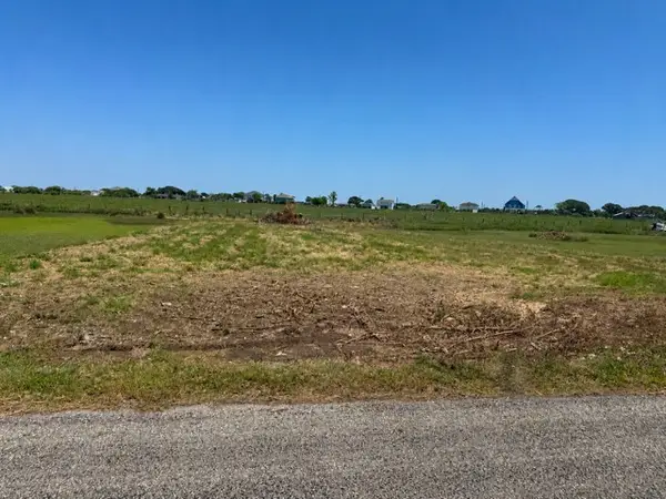 206 Creekside Drive, Bay City, TX 77414