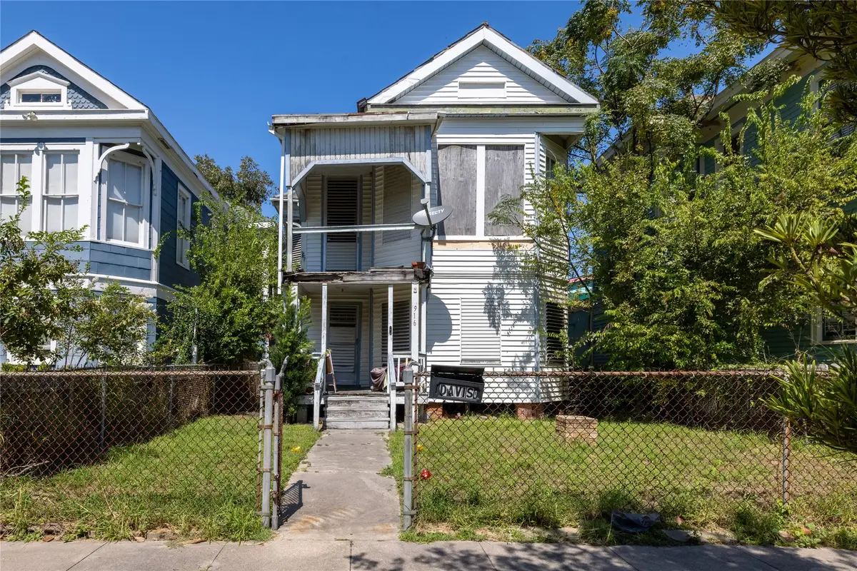 1916 Avenue M 1/2, Galveston, TX 77550 - Image #1