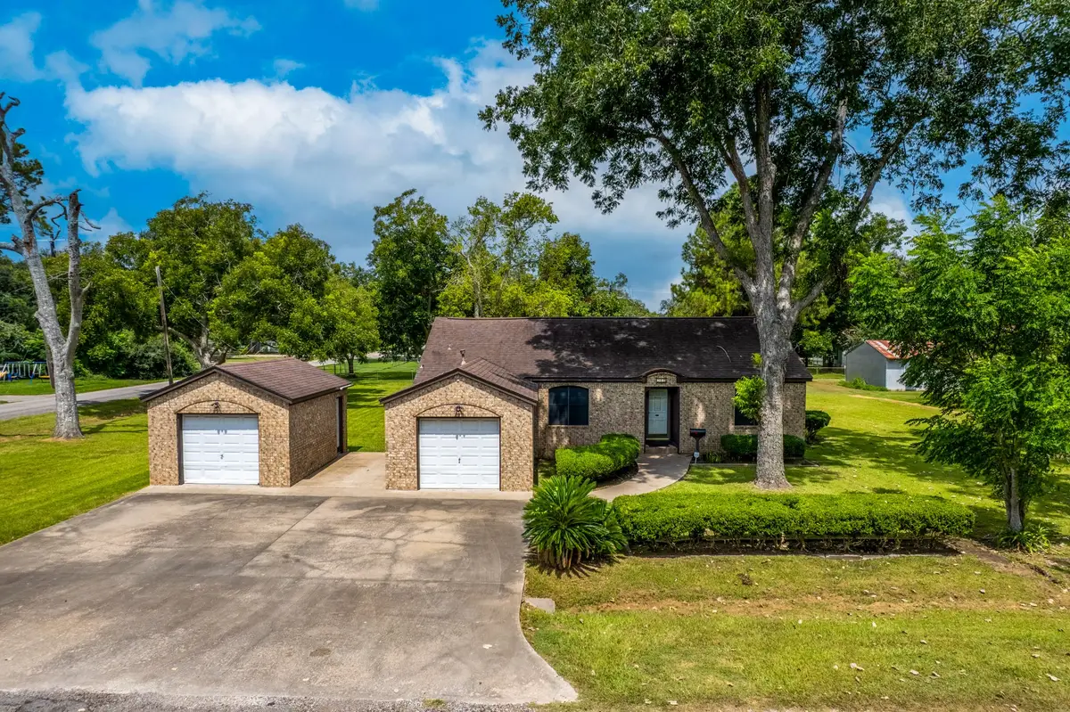 501 Avenue B, Sweeny, TX 77480 - Image #1