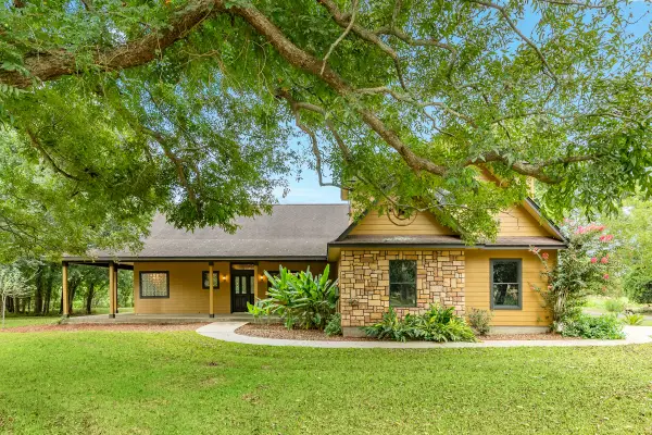 306 Wagon Wheel Trail, Angleton, TX 77515