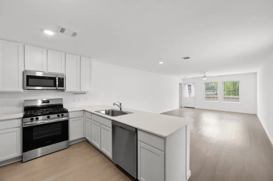 252 Houston Avenue, Angleton, TX 77515 - #2