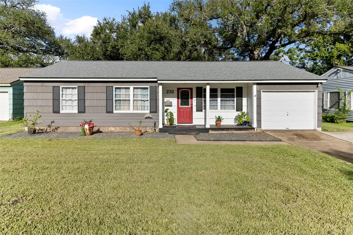 232 Laurel Street, Lake Jackson, TX 77566 - Image #1