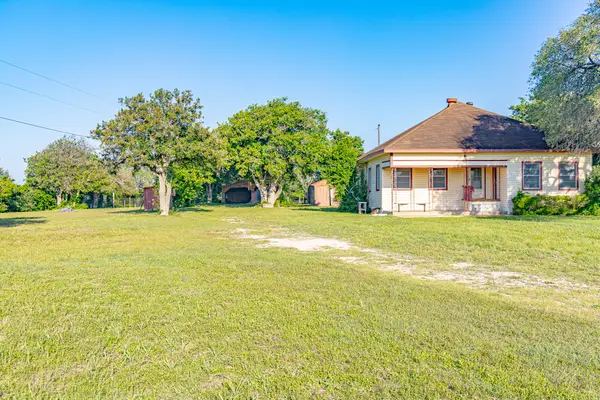 668 Fm 443 #A, Yoakum, TX 77995