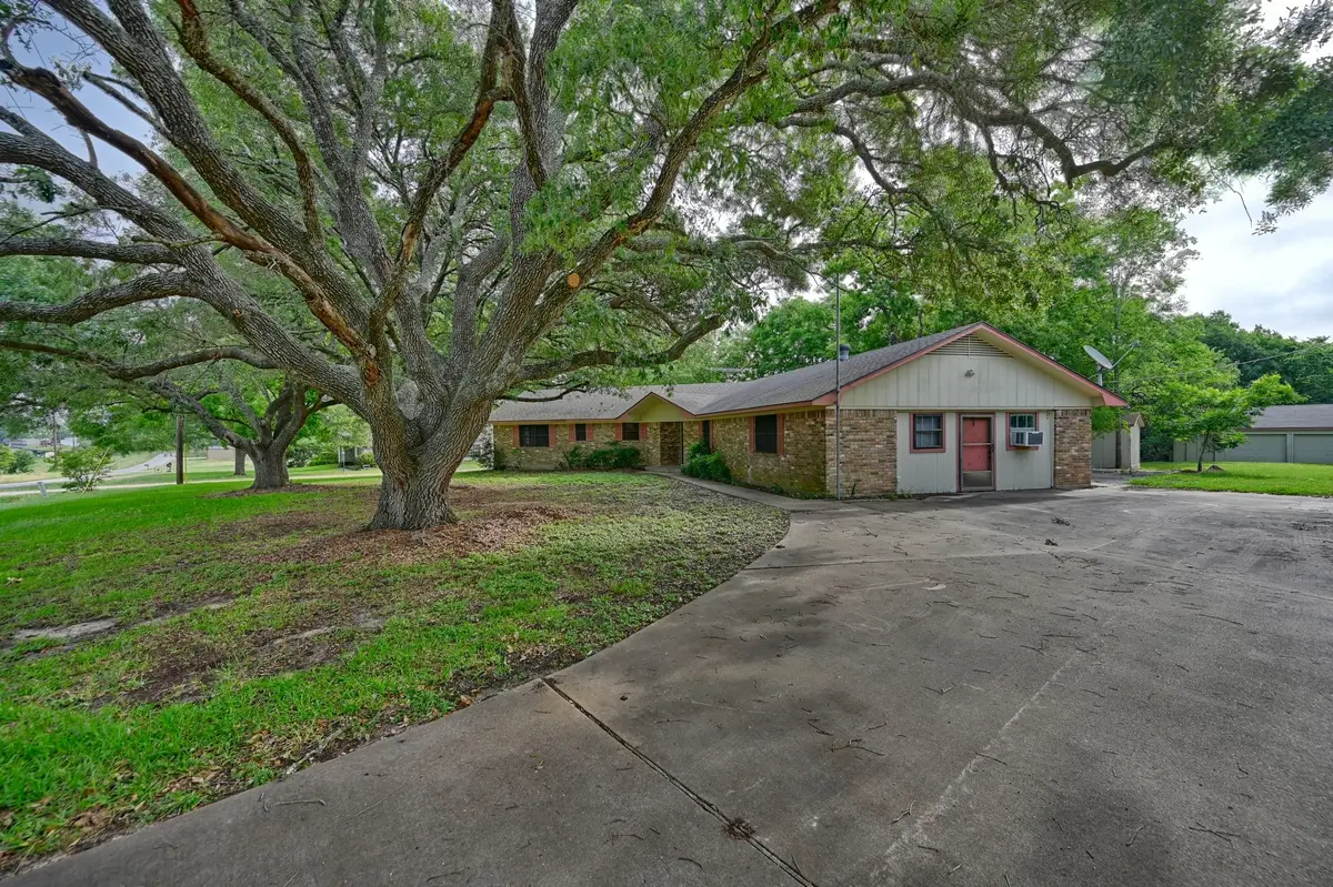 915 Farmers, Brenham, TX 77833 - #1