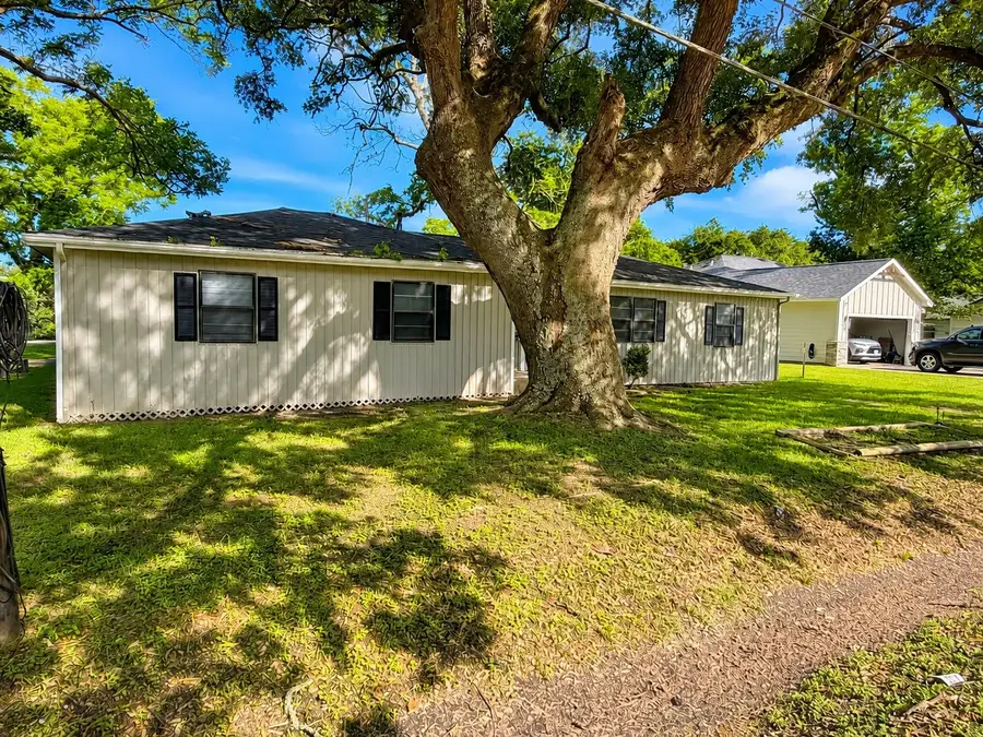 819 W Kyle Road, Clute, TX 77531 - #2