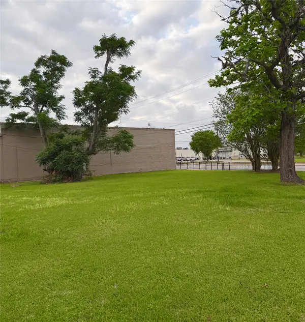 221 E Brazos Avenue, West Columbia, TX 77486