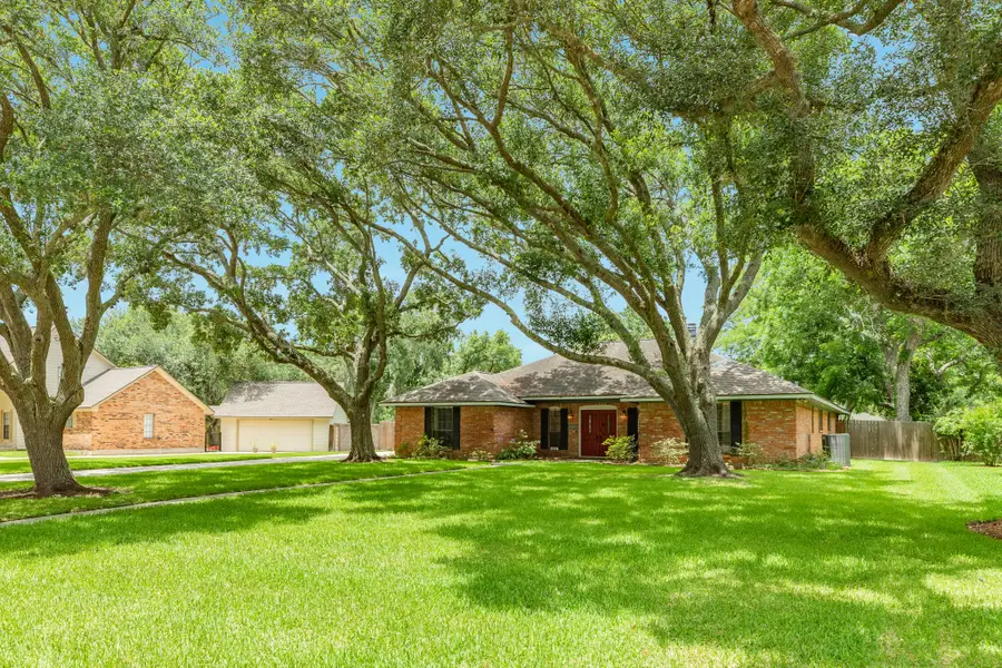 1023 Oleander Street, Lake Jackson, TX 77566 - #2