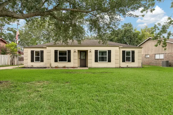 15811 Wandering Trail, Friendswood, TX 77546