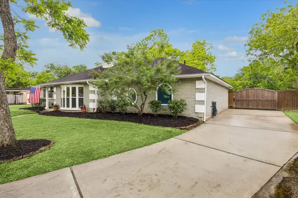 12 Earlham Drive, Friendswood, TX 77546