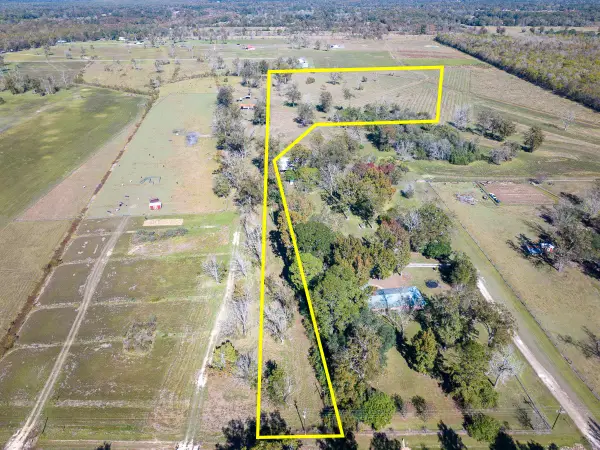 555 County Road 2089, Hardin, TX 77575