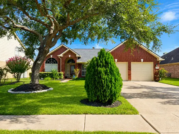 1810 Quiet Hollow Drive, Fresno, TX 77545