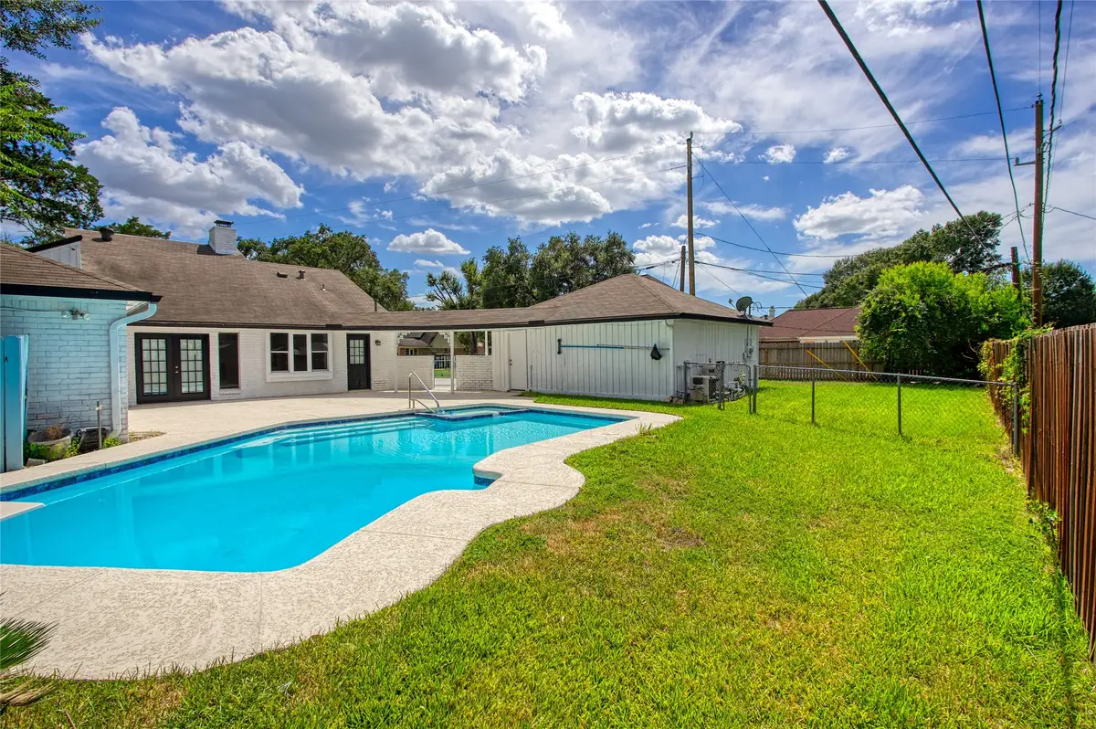 414 N Pecan Dr, Tomball, TX 77375 - #1
