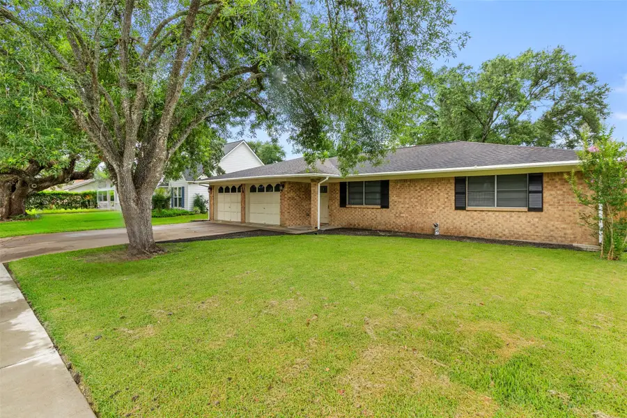 416 E Myrtle Street, Angleton, TX 77515 - #3