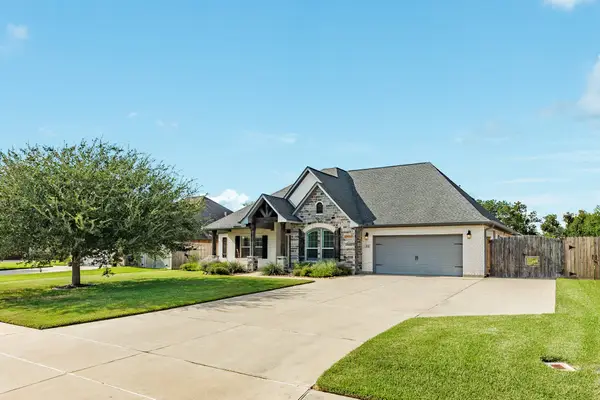 232 Creekside Lane, Lake Jackson, TX 77566