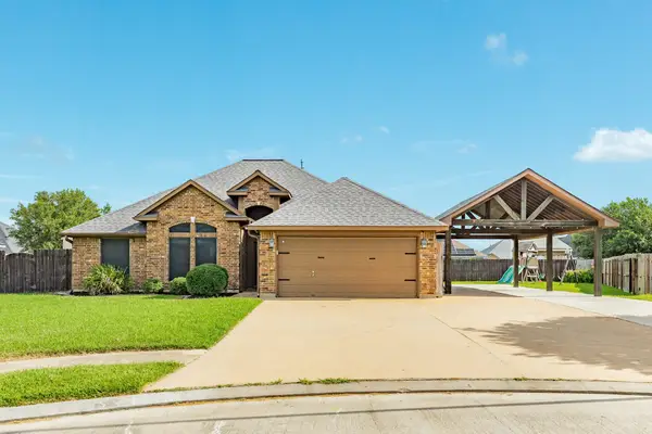 111 Goldfinch Ct, Richwood, TX 77531
