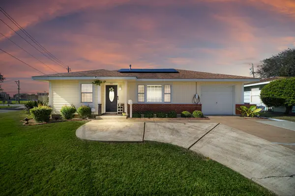 28 Manor Way, Galveston, TX 77550