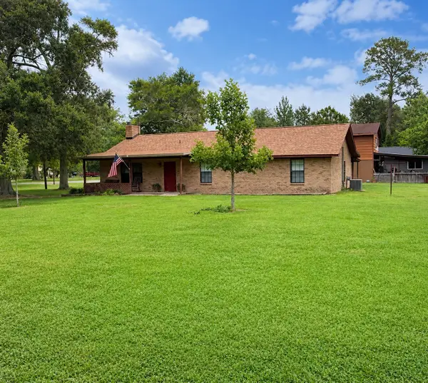 4902 Magnolia Lane, Old River Winfree, TX 77535
