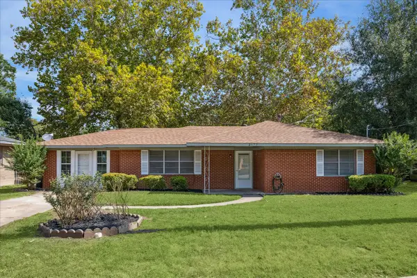 2107 Wayside Drive, Brenham, TX 77833